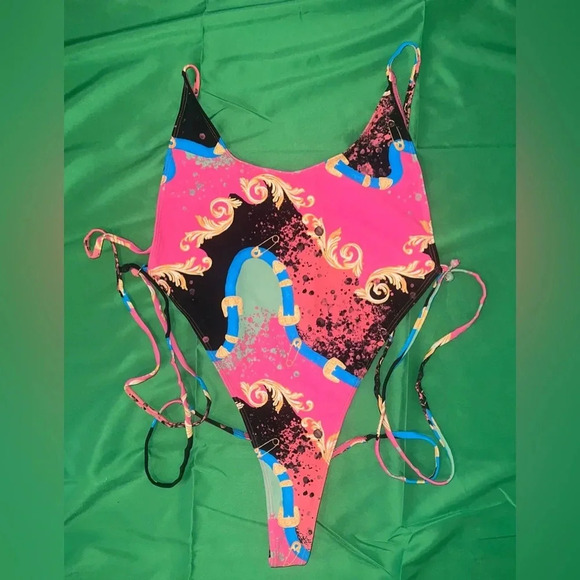 Icon Swimsuit size Medium - Picture 1 of 3